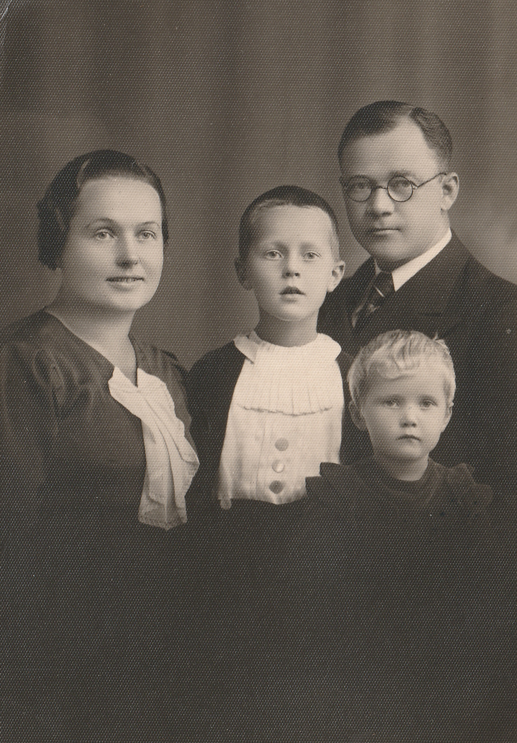 Starkų šeima Elena Starkienė ir Antanas Starkus su savo vaikais Kęstučiu ir Elena