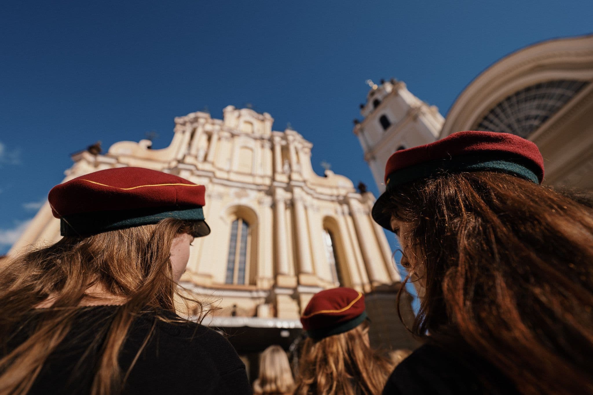 VU studentai su šventinėmis kepuraitėmis prie šv. Jonų bažnyčios