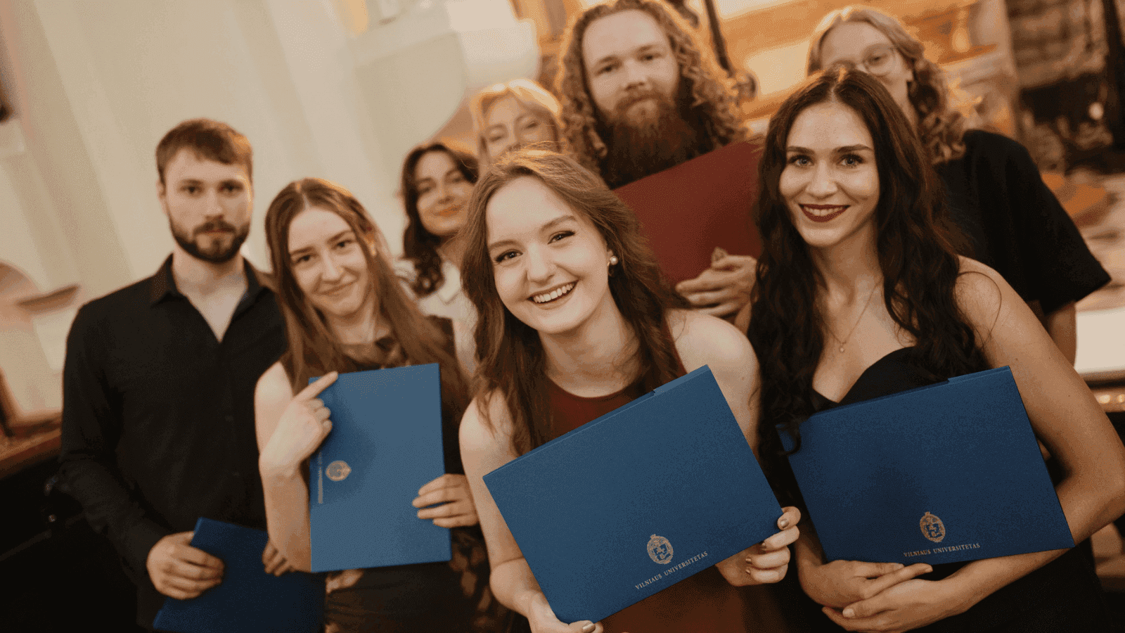 Absolventai laikantys baigimo diplomus
