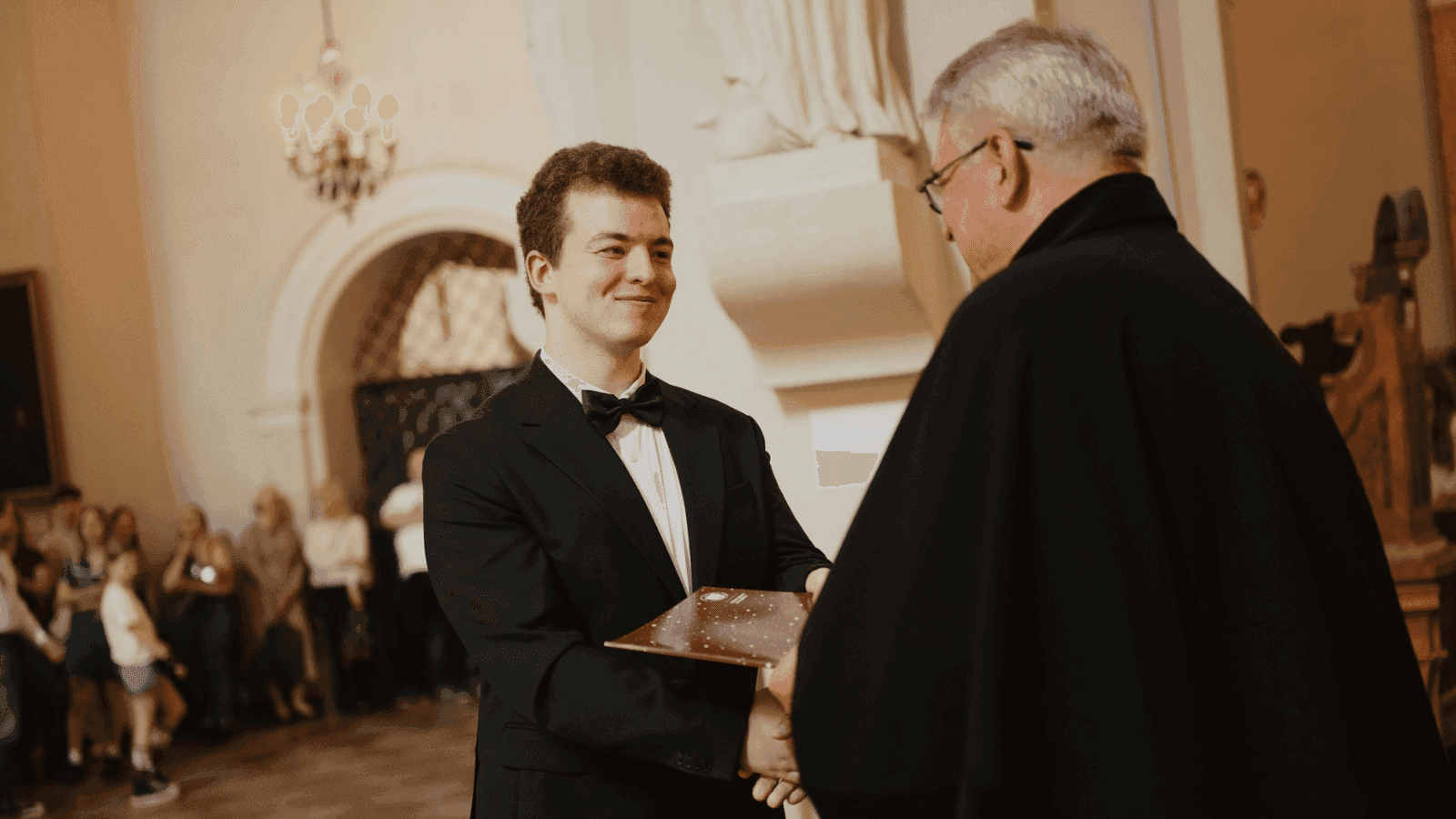 absolventas atsiima diplomą