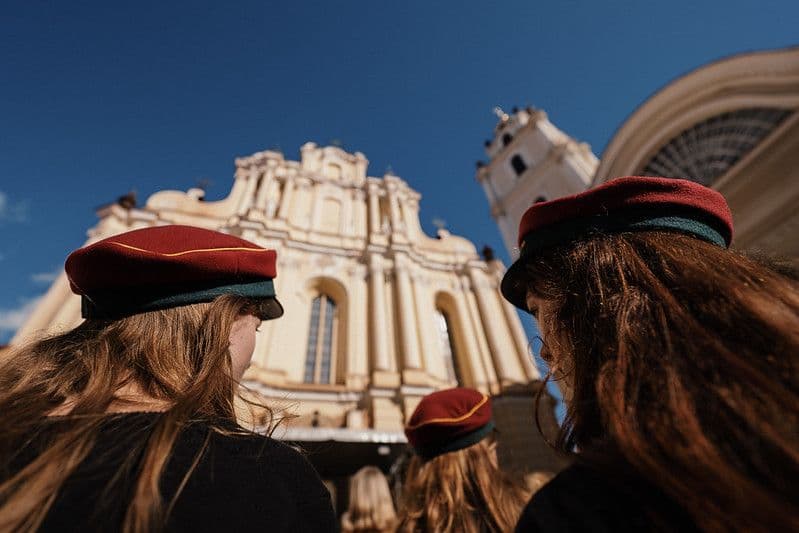 VU studentai su šventinėmis kepurėmis VU kieme