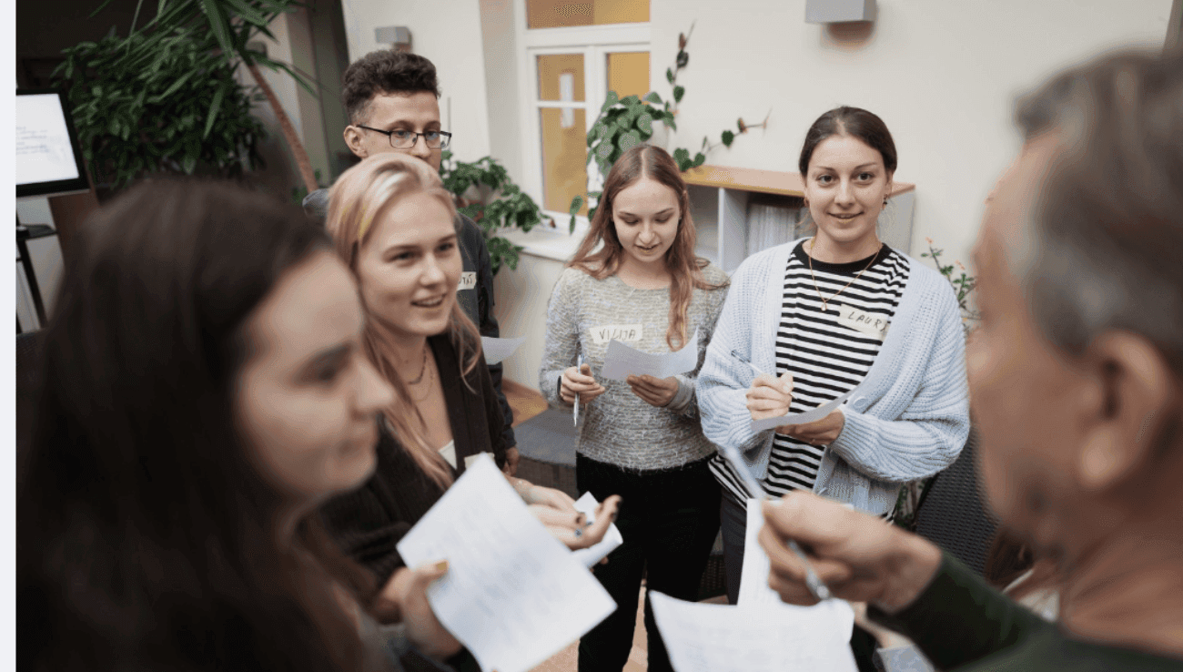 Future Skill Pentathlon dalyviams lektorius pasakoja kaip atlikti užduotį