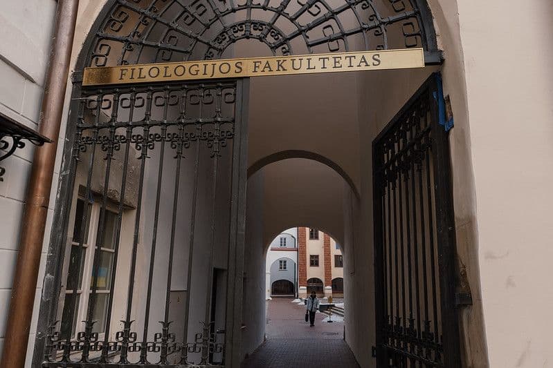 VU Filologijos fakulteto įėjimas