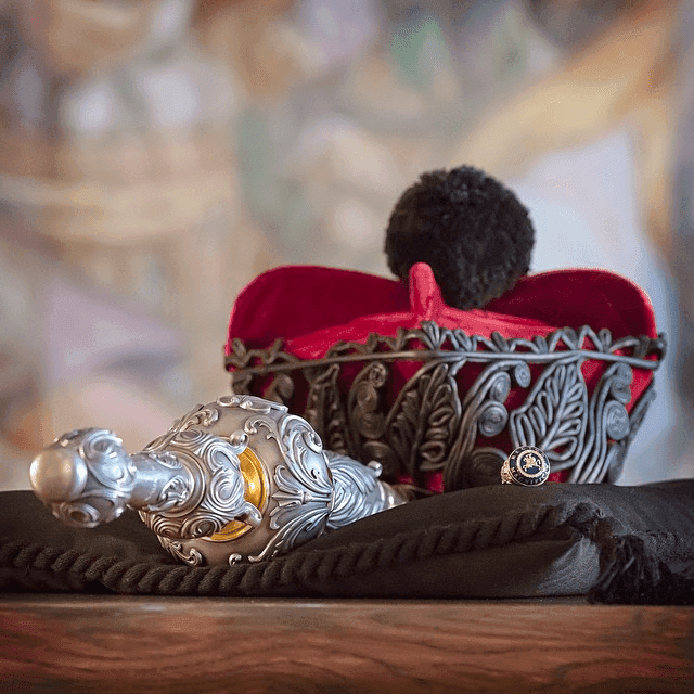 Rektoriaus kepurė ir skeptras iškilmingoms VU ceremonijoms