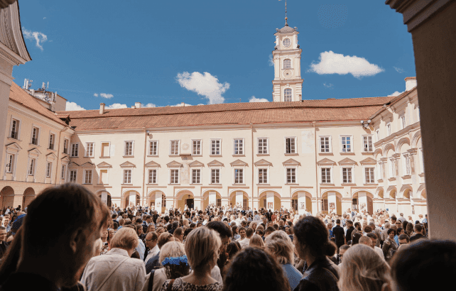 Universiteto bendruomenės renginys vidiniame VU kieme