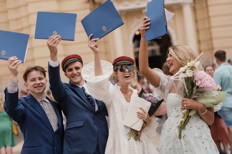 VU studentai po diplomų teikimo šventės
