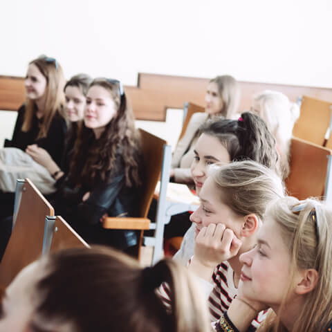 moksleivės studijuoja varpą