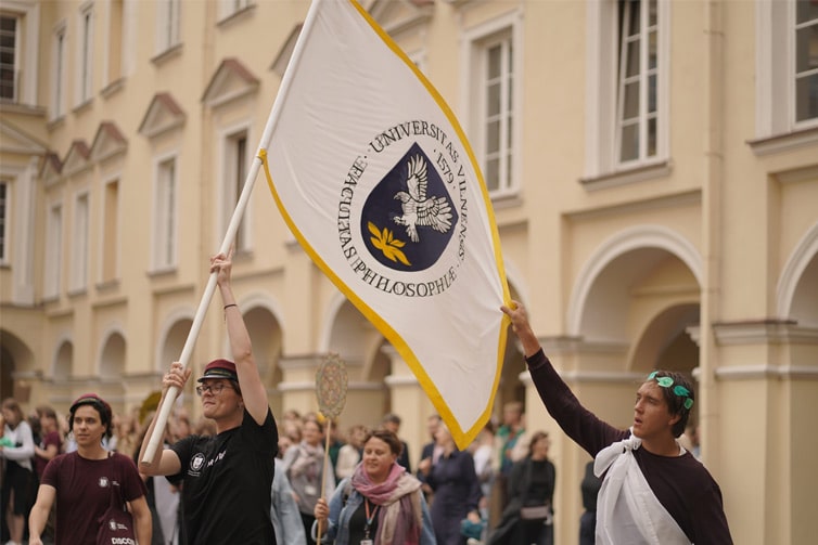 vilnius students with flag
