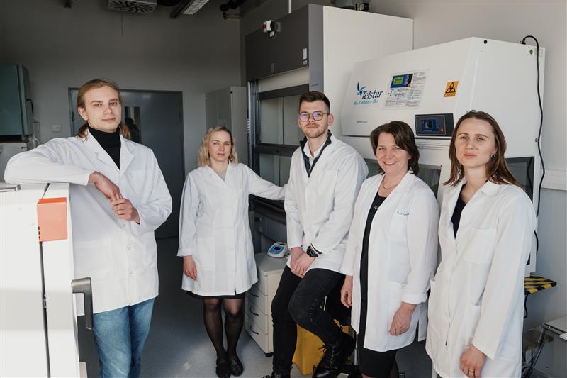 iš kairės.Dokt. Dainius Gudas Dr. Indrė Kučinskaitė Kodzė dr. Martynas Simanavičius prof. Aurelija Žvirblienė dokt. Agnė Rimkutė